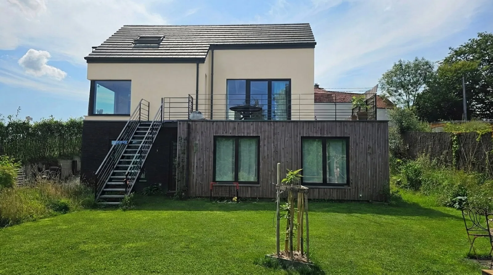 Notre maison quatre façades à Bousval, entourée de verdure