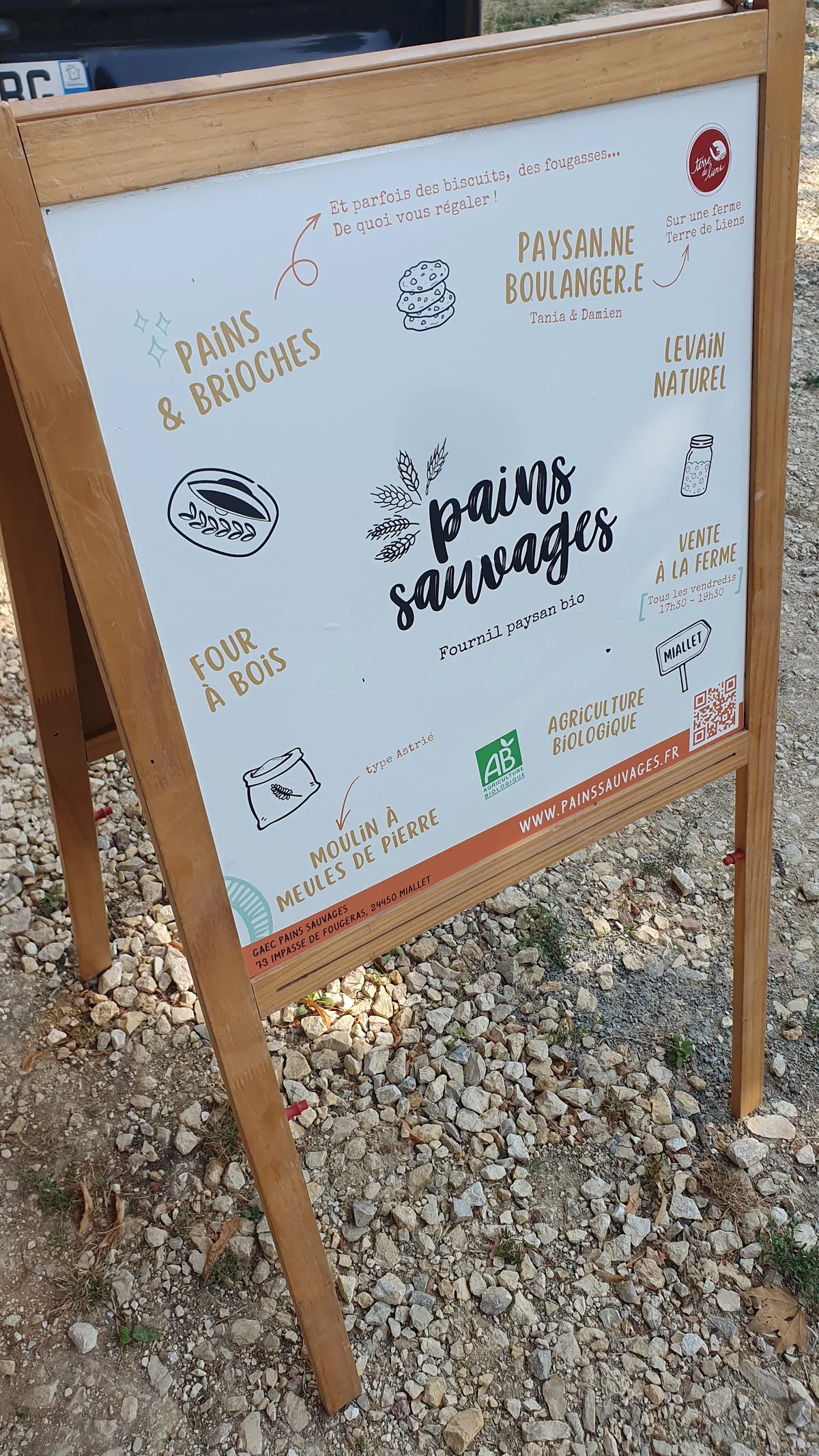 Le panneau sur pied « Pains Sauvages » à l'entrée de la ferme