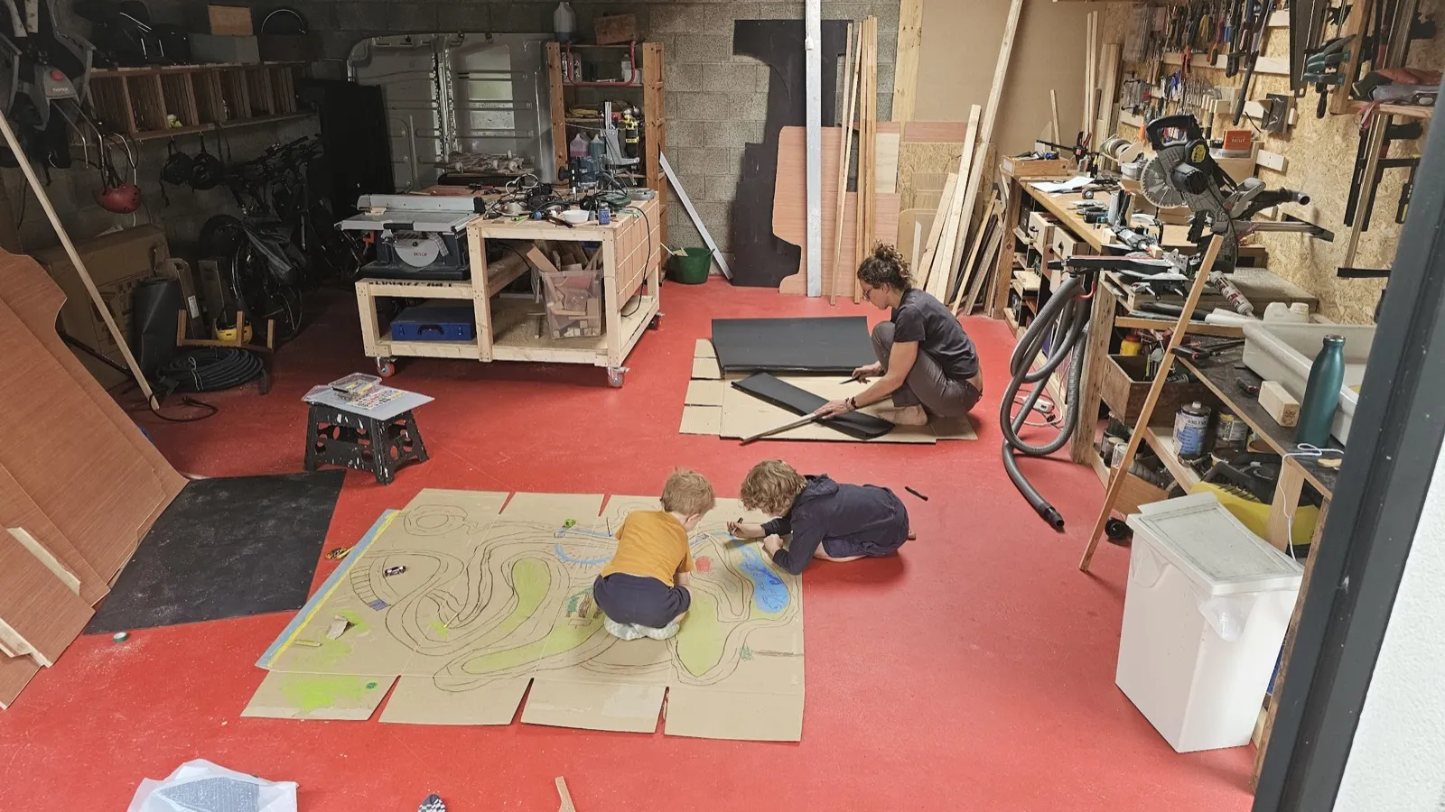 Enfants qui dessinent dans l'atelier pendant le travail sur le van