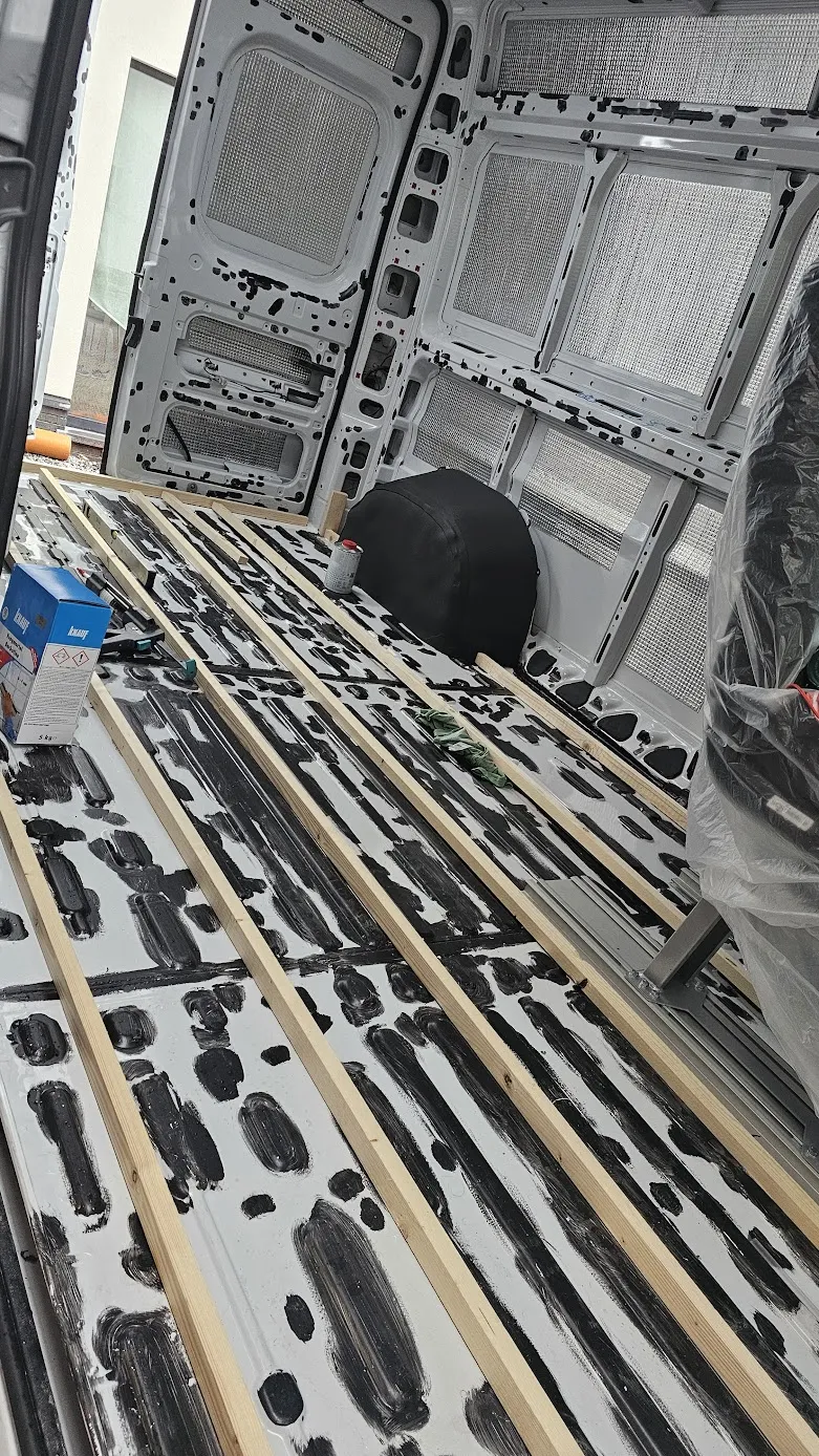 Le van en cours de finition chez Escarghome