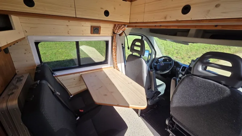 L'espace bureau du van en plusieurs configurations