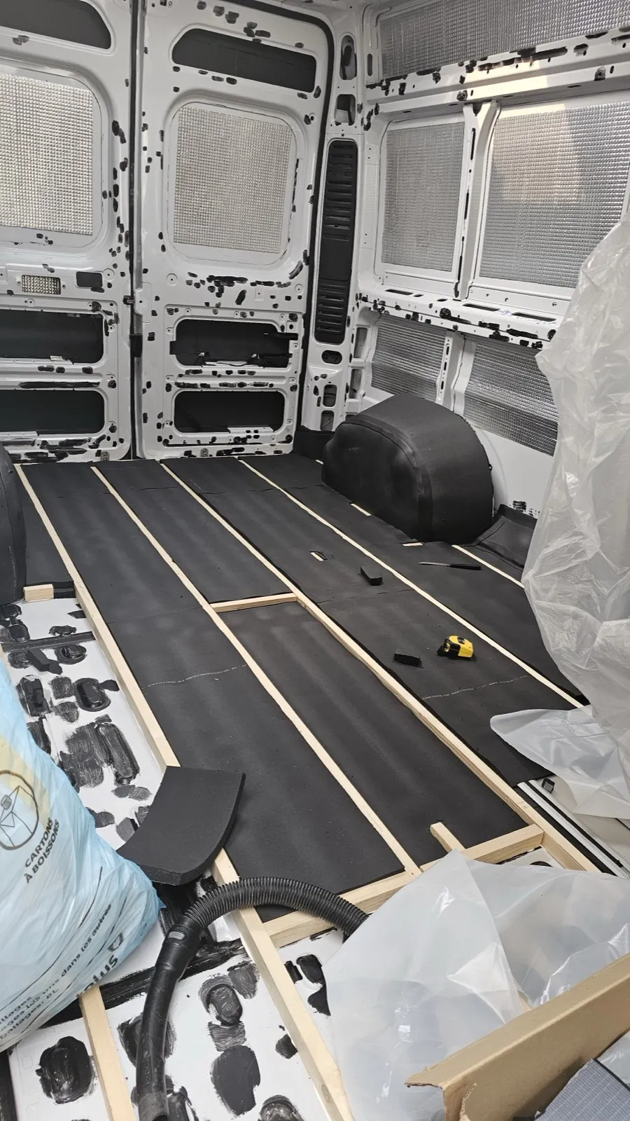 Pose de l'isolation Armaflex dans le van