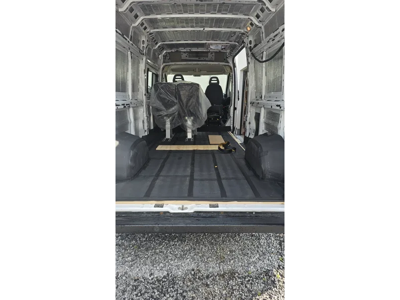 L'évolution de l'aménagement du van, de juin à novembre 2025